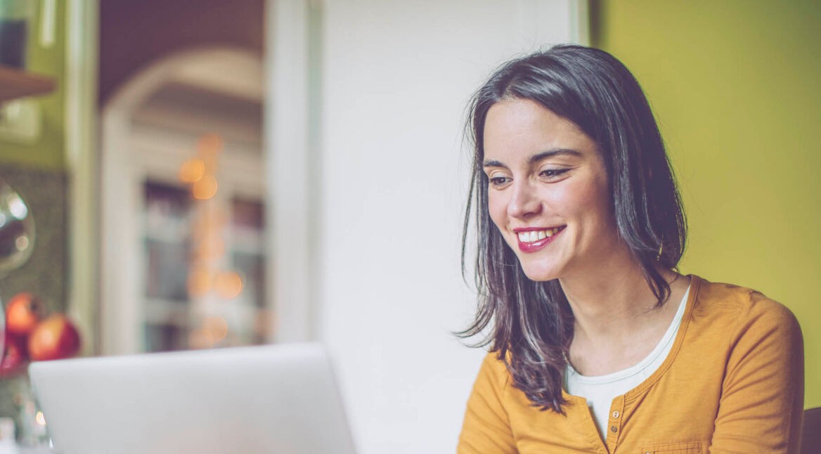 Junge Frau nutzt Google-Chrome-Erweiterung am Laptop.