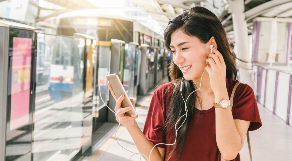 Junge Frau nutzt am Smartphone die App twttr.