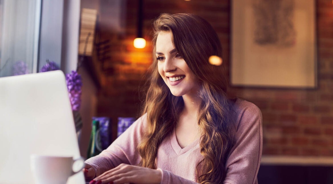 Junge Frau stellt am Laptop Firefox-Lesezeichen wieder her.