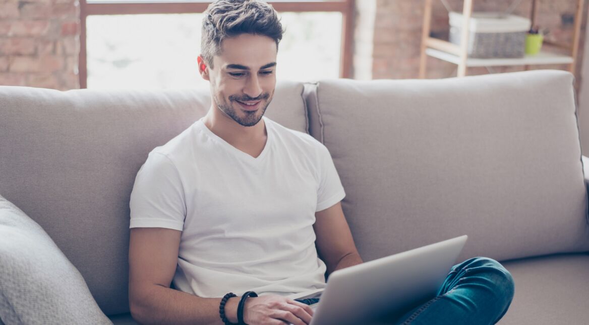 Mann installiert weiteres Lexikon auf seinem Mac