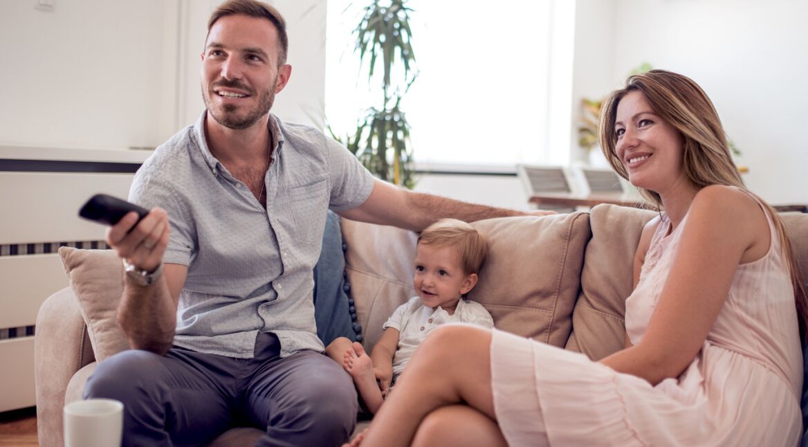 Junge Familie schaut Netflix