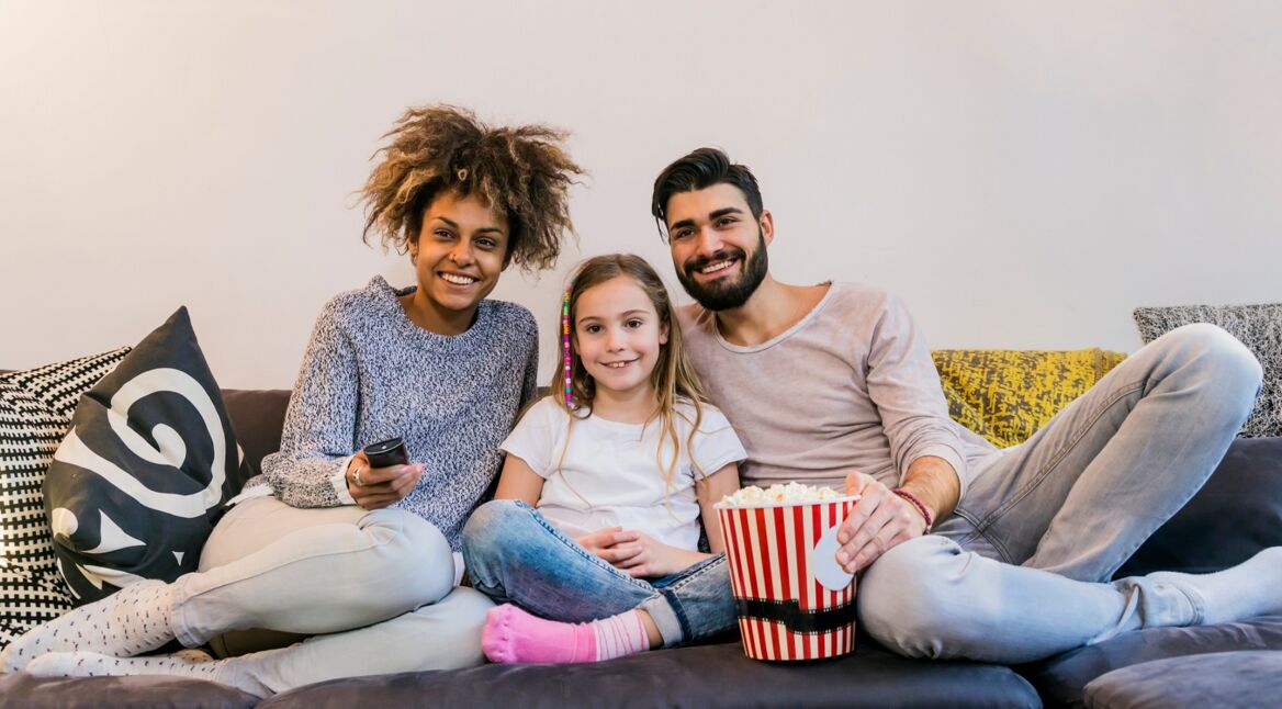 Familie schaut zusammen Netflix Originals