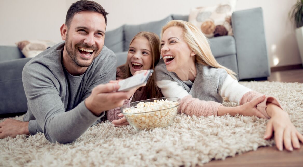Familie schaut zusammen TV