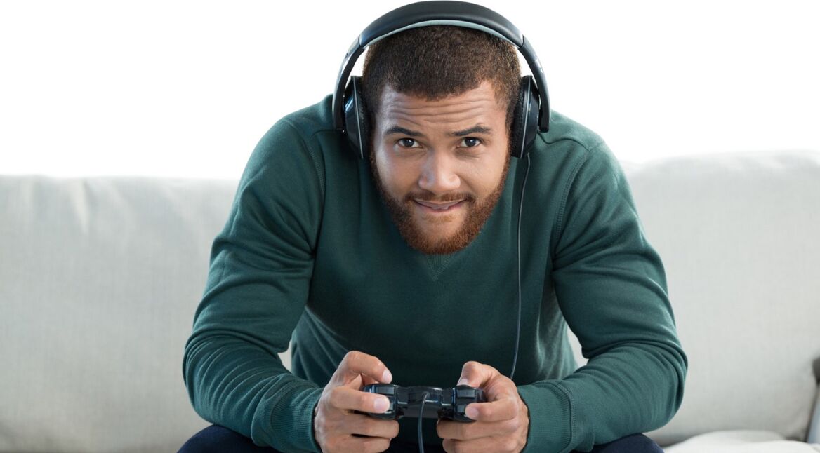 Junger Mann spielt Anno 1800