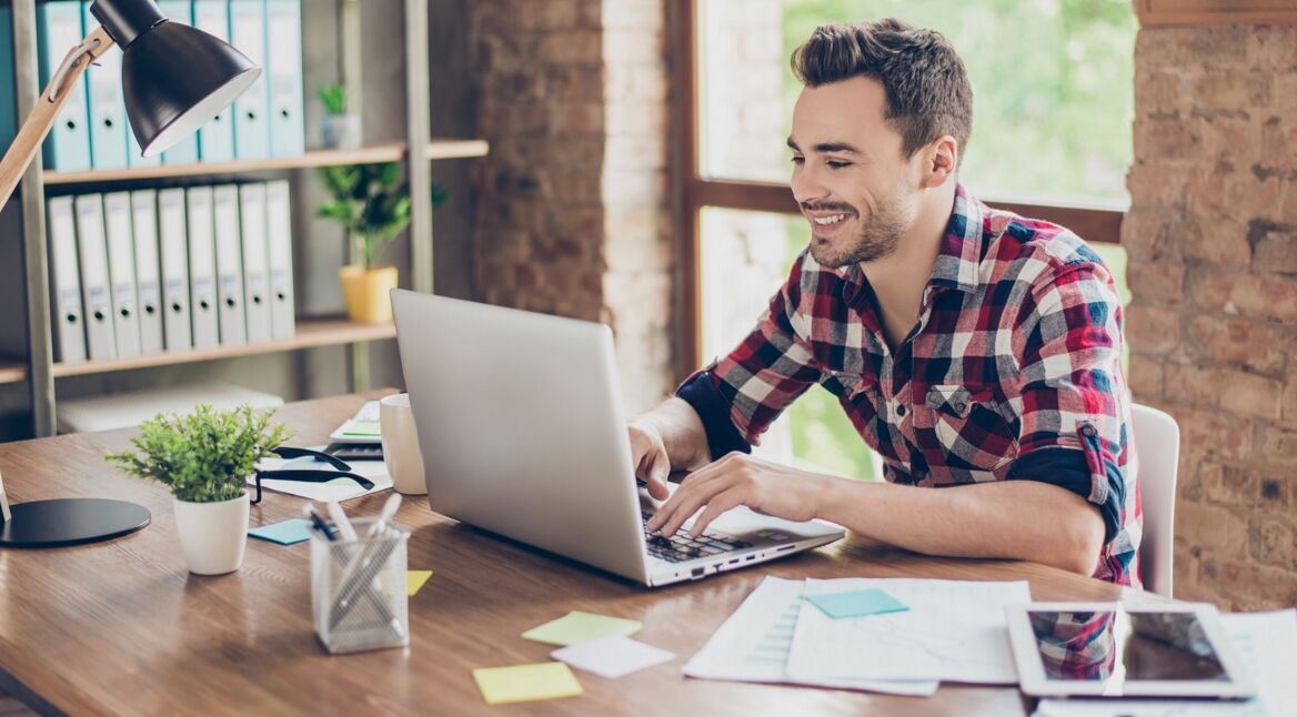 Junger Mann erstellt Logo für sein Unternehmen mit Photoshop