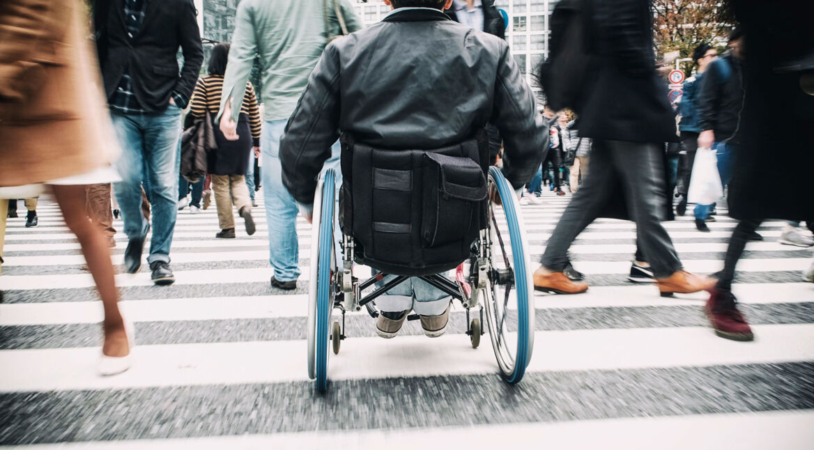 Rollstuhlfahrer unterwegs im Straßenverkehr