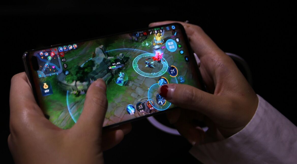 Am Display des Samsung Galaxy S10 zocken.