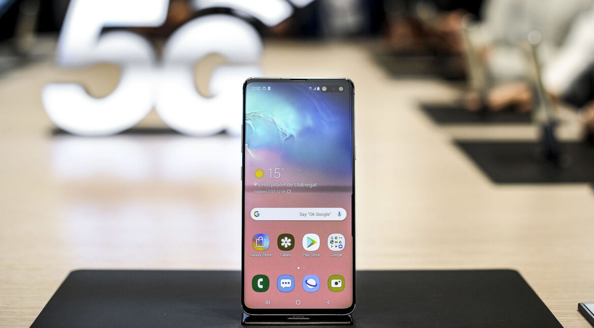 Samsung Galaxy S10 mit Kamera im Display.