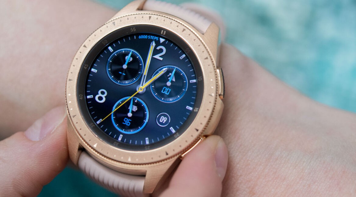 Auf den Home-Button der Samsung Galaxy Watch drücken.