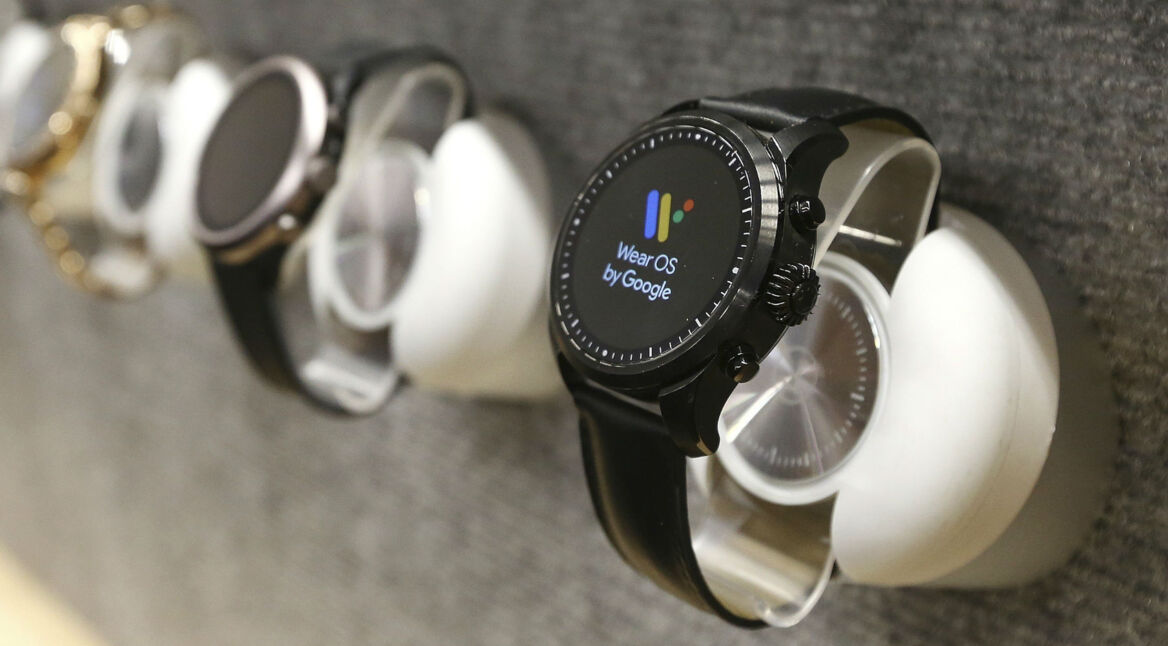 Eine schwarze Wear-OS-Smartwatch.