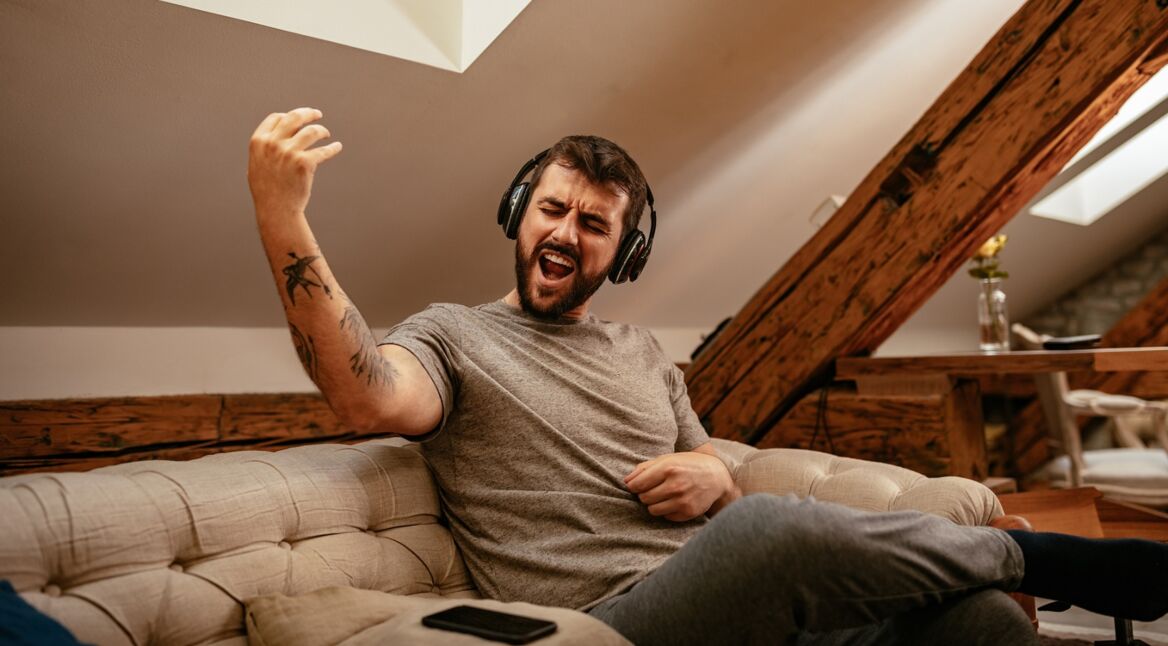 Mann hört Musik über Spotify