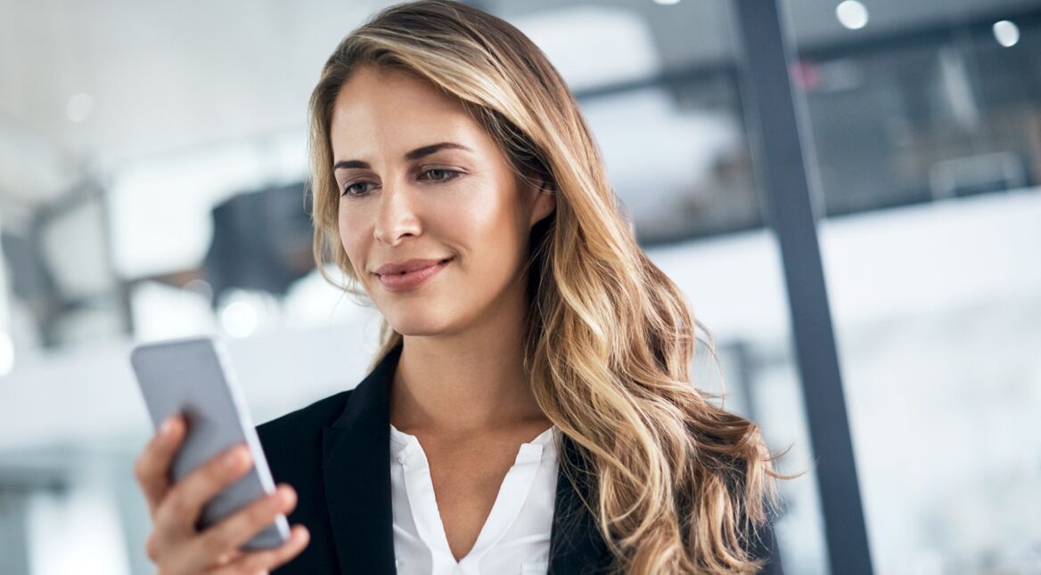 Junge Frau arbeitet mit Excel