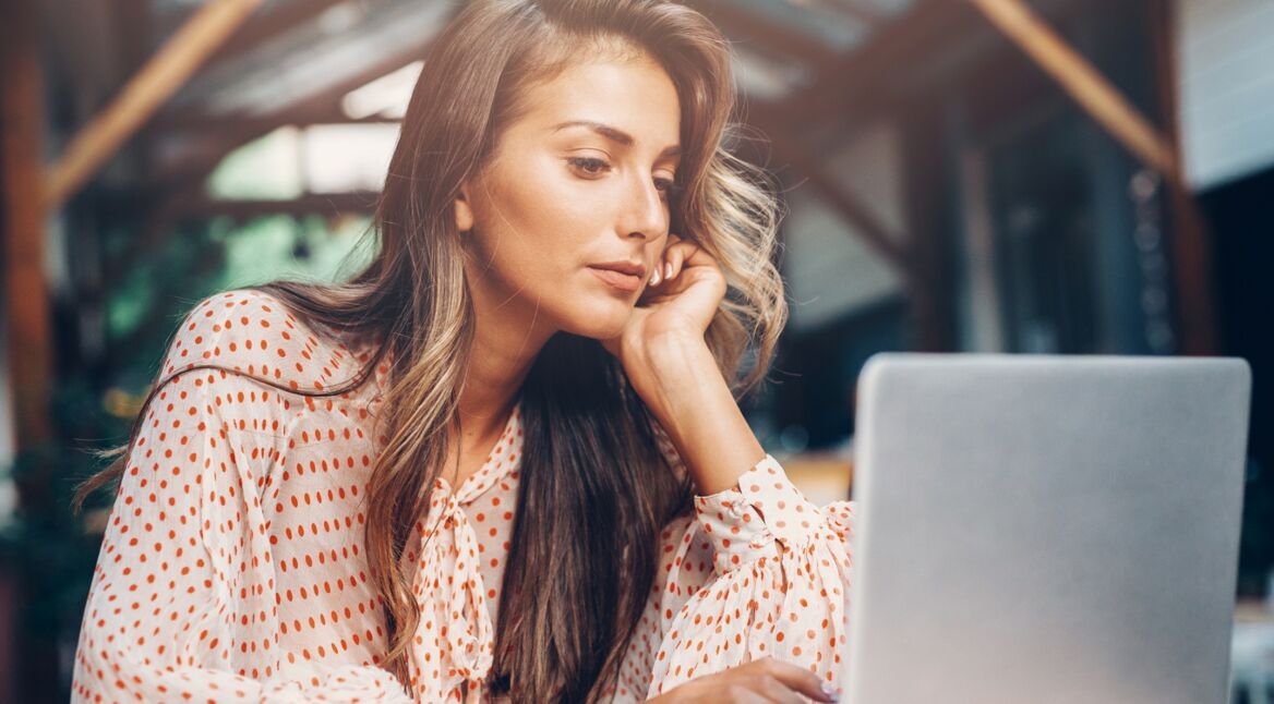 Frau kürzt URL am Laptop