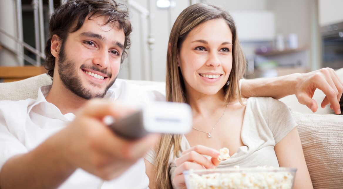 Junges Paar schaut fern