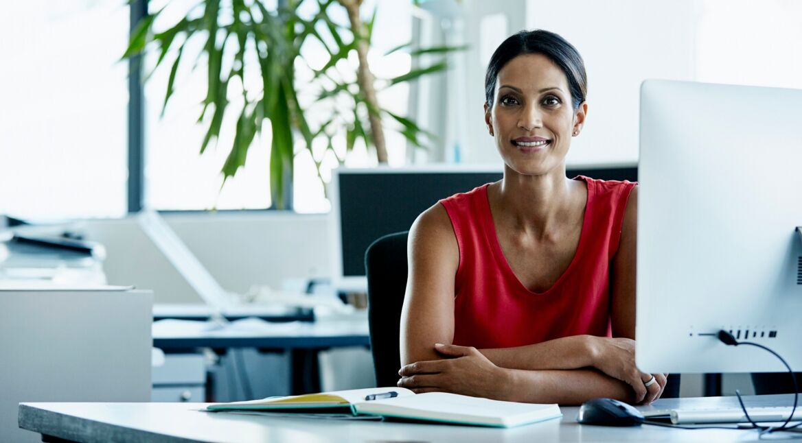 Frau arbeitet am Computer