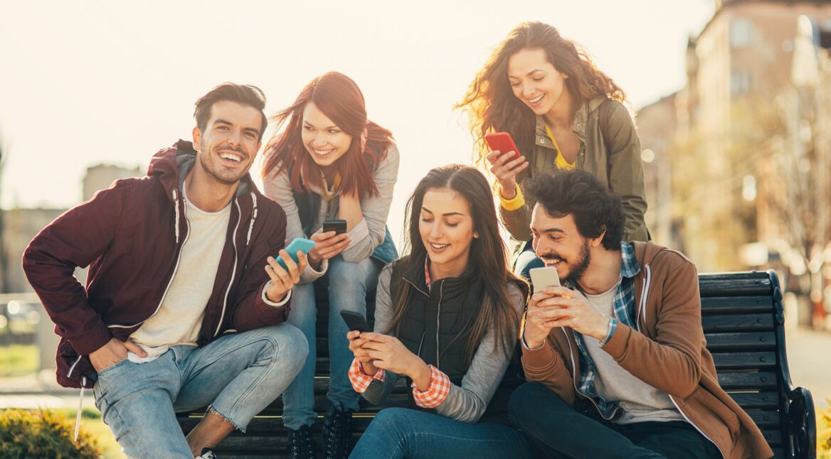 Gruppe von Freunden gründet eine WhatsApp-Gruppe