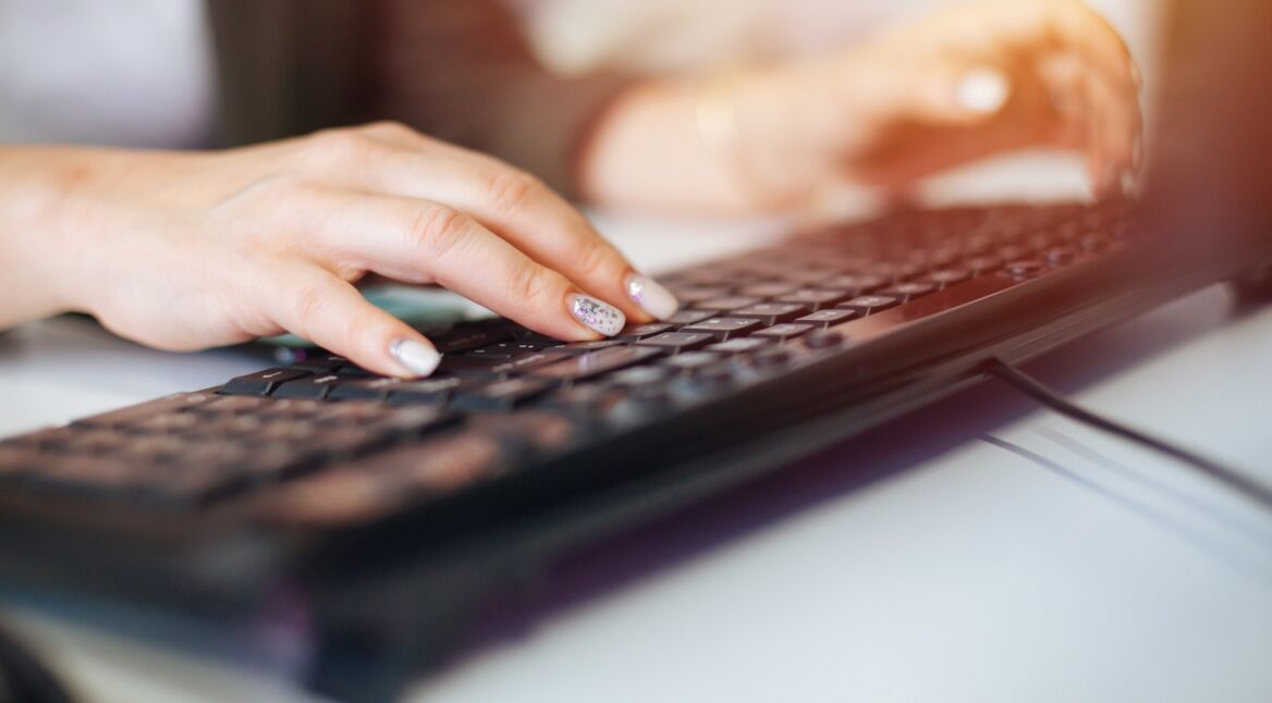 Frau probiert Windows-10-Shortcuts aus