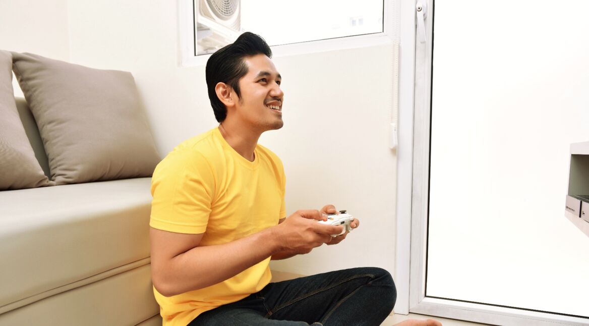 Mann spielt Apex Legends