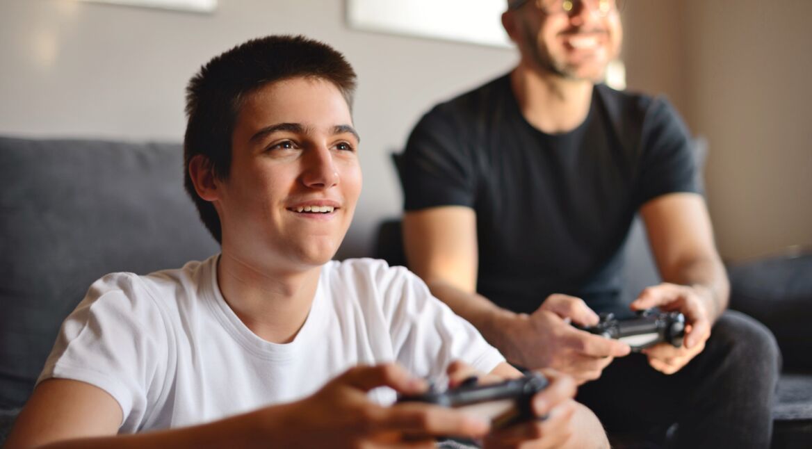 Vater und Sohn spielen Borderlands 3 im Koop