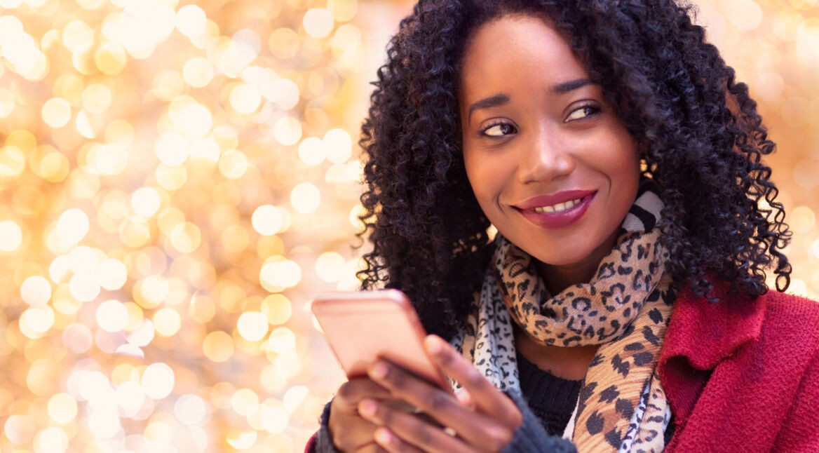 Frau nutzt Facebook-Gaming-Tab