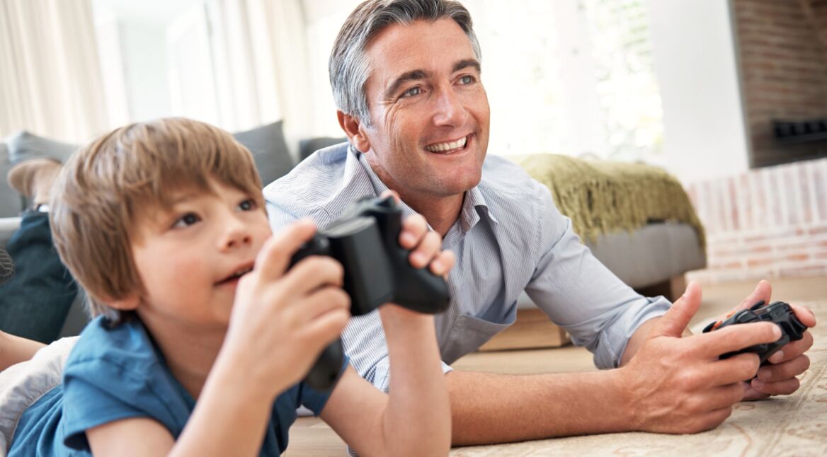Vater und Sohn spielen Minecraft auf Xbox One