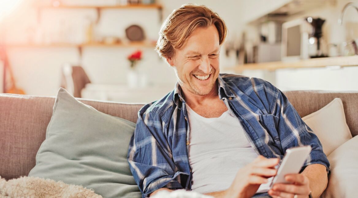 Mann nutzt Nova Launcher 6.0