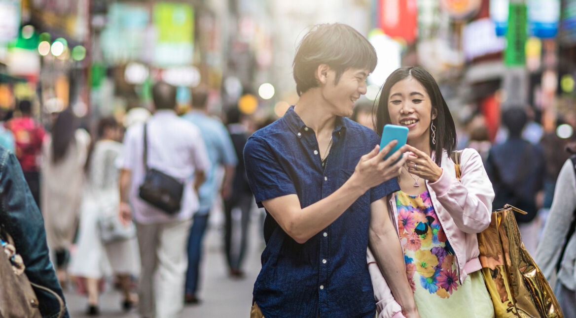 Japanischer Mann zeigt seiner Frau Octopath Traveler