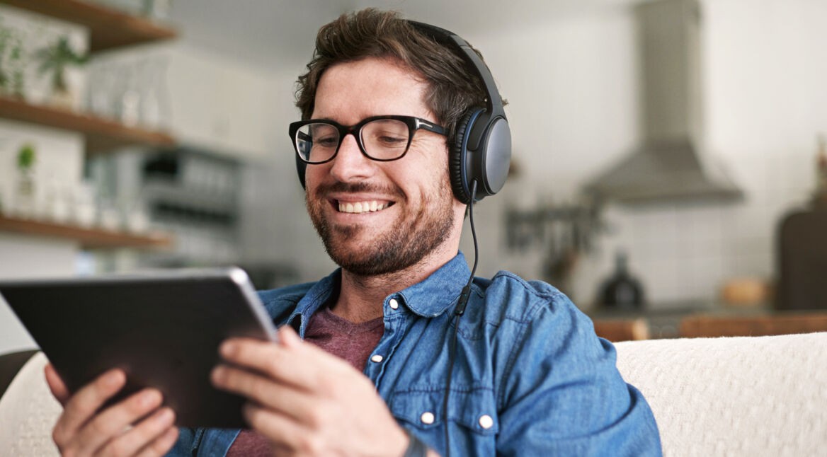 Mann spielt Tropico auf iPad