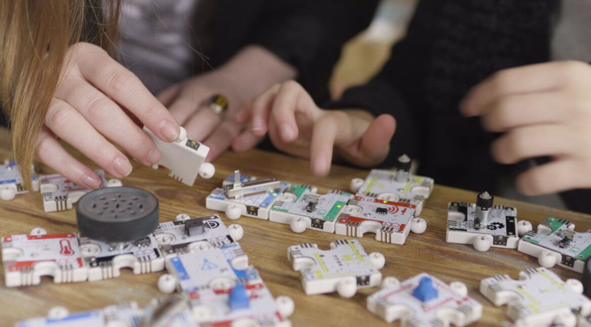 Puzzleteile des Activepuzzle Roboter-Bausatzes