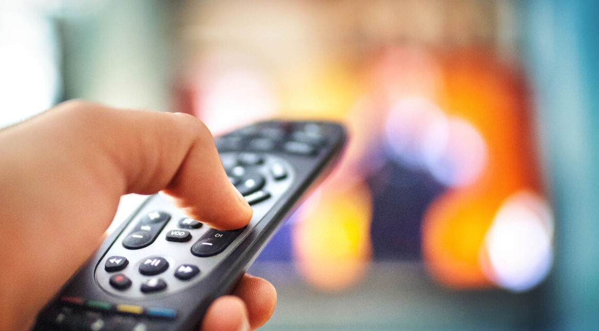 Am Fernseher den Sender mit der Fernbedienung wechseln.