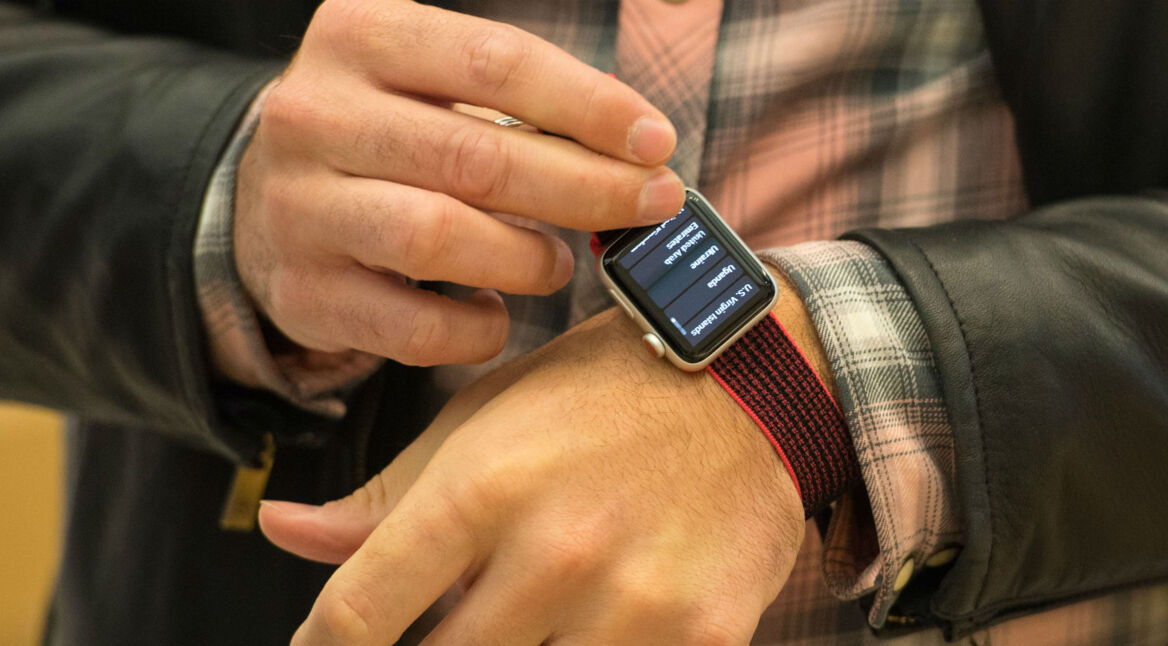 Die Apple Watch 3 am Handgelenk festmachen.