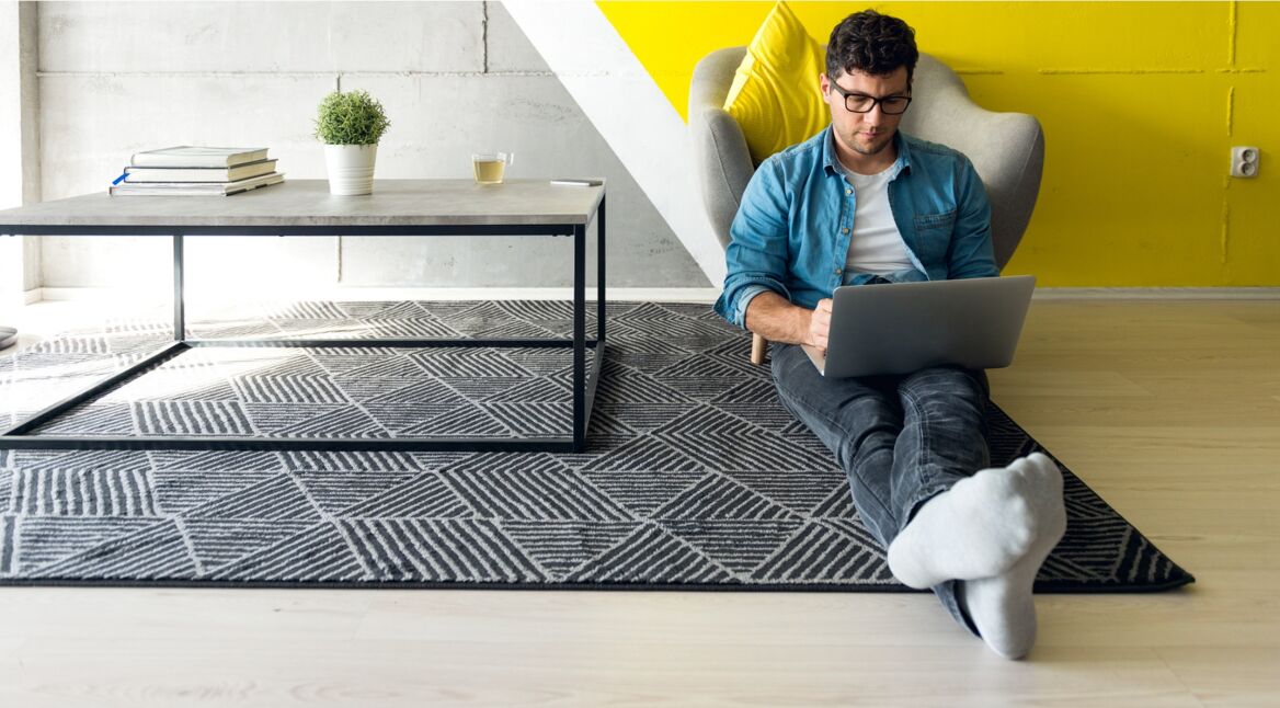 Junger Mann nutzt Excel-Shortcuts bei der Arbeit