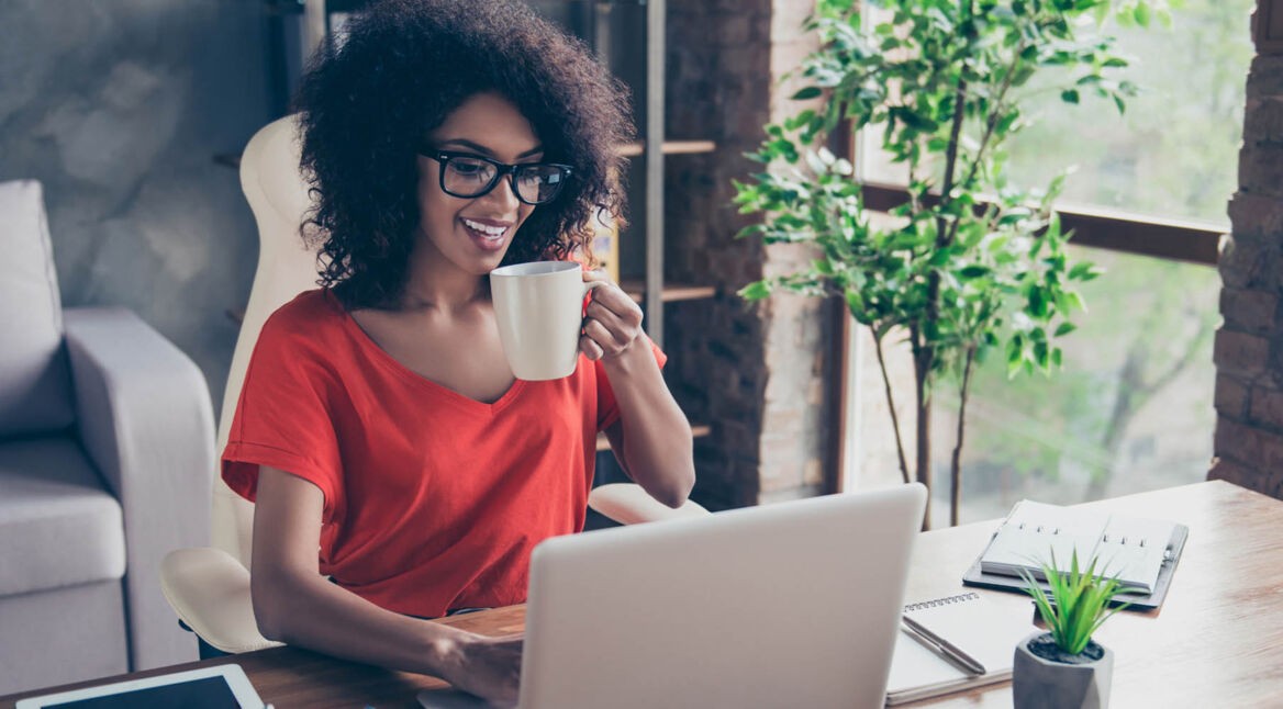 Junge Frau nutzt ihren Mac.