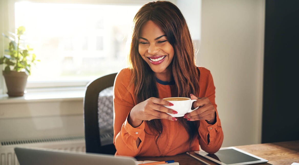 Junge Frau sieht sich auf dem Desktop ihres Laptops den Godmode an.