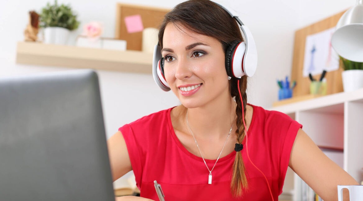 Junge Frau nutzt Google Podcasts am Desktop.