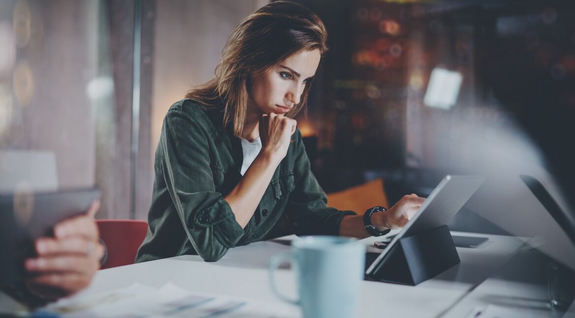 Junge Frau schreibt Mail über Gmail