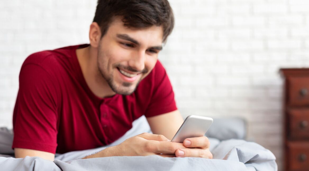 Junger Mann checkt seine Mails auf Gmail