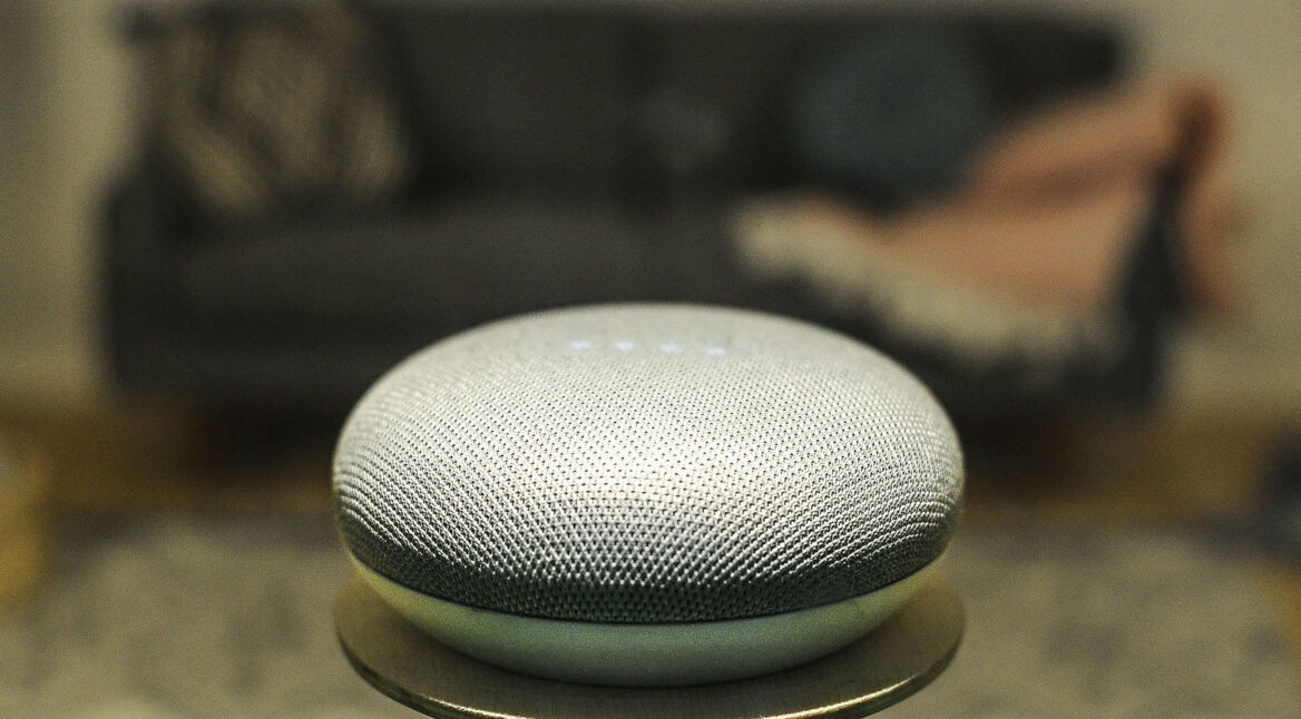 Ein Google-Home-Lautsprecher steht im Wohnzimmer.