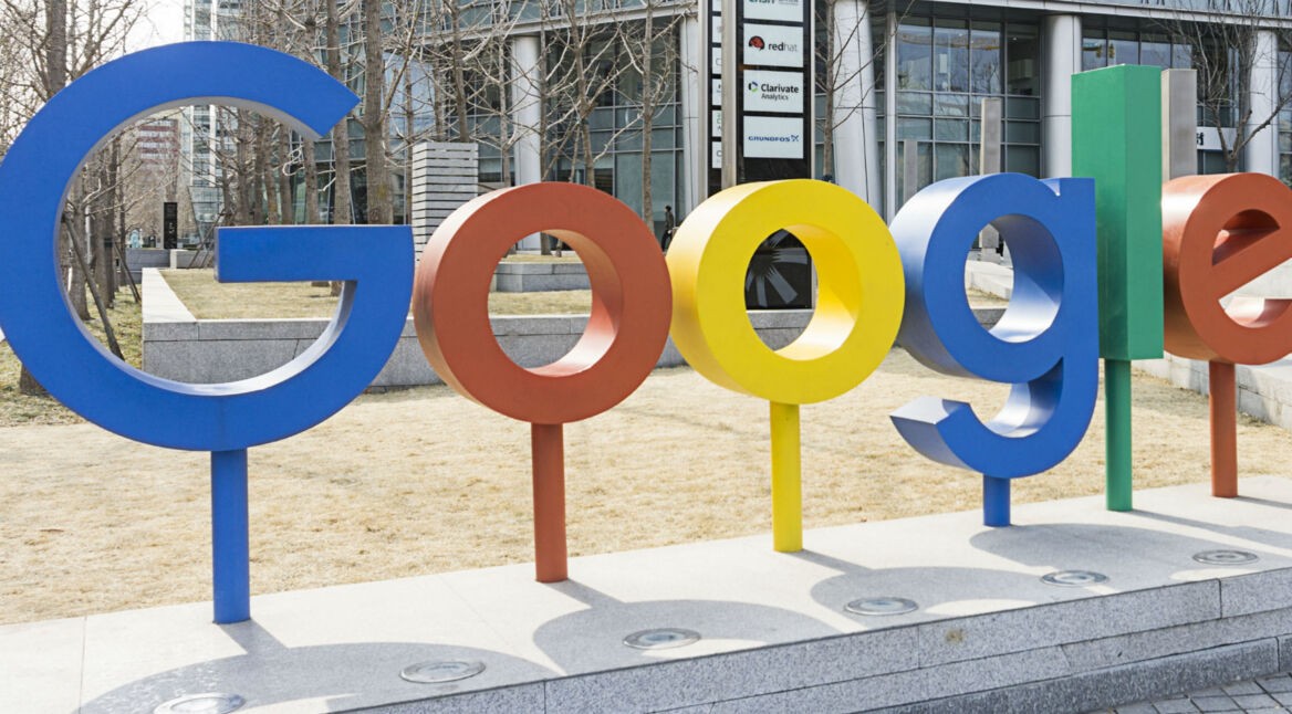 Das bunte Google-Logo vor einem der Unternehmen.