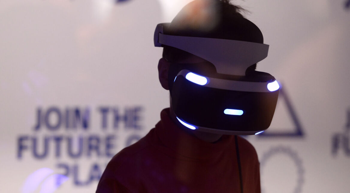 Junge trägt die PS-VR-Brille.