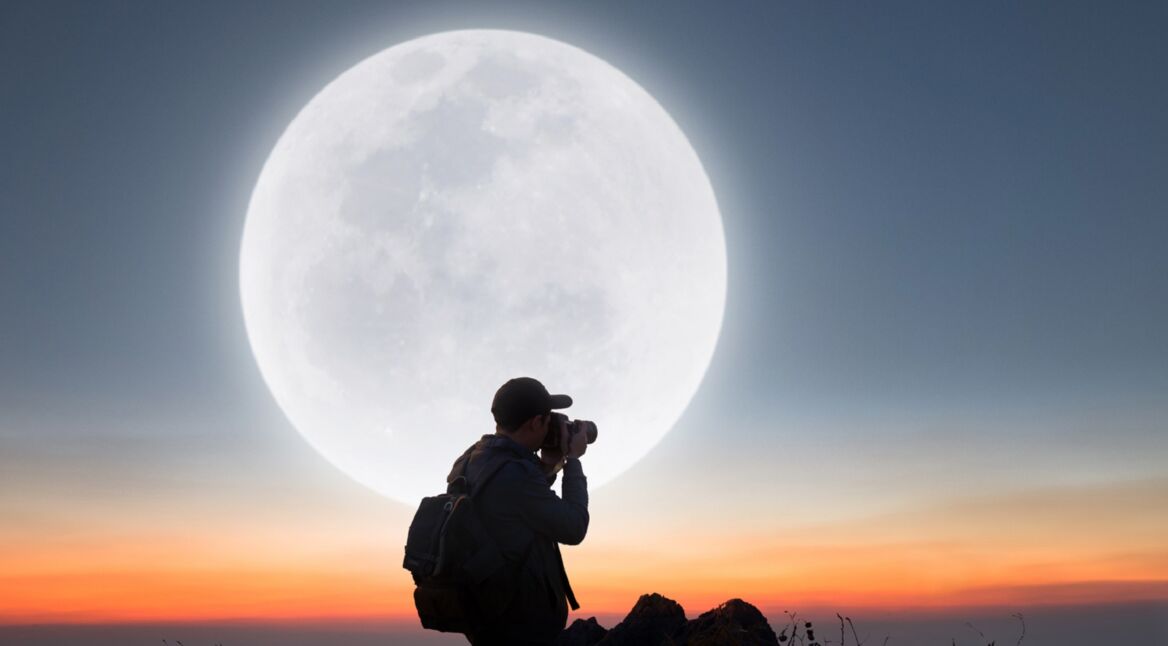 Mann fotografiert den Mond