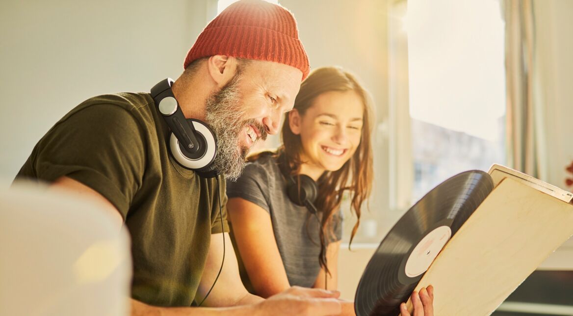Vater zeigt Tochter Schallplatte