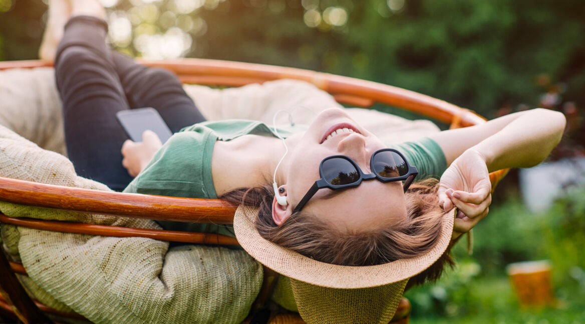 Von wegen, der digitale Alltag ist nicht mit einem grünen Gewissen kompatibel. Wir zeigen Dir, wie Du Dein Smartphone nachhaltiger nutzen kannst.