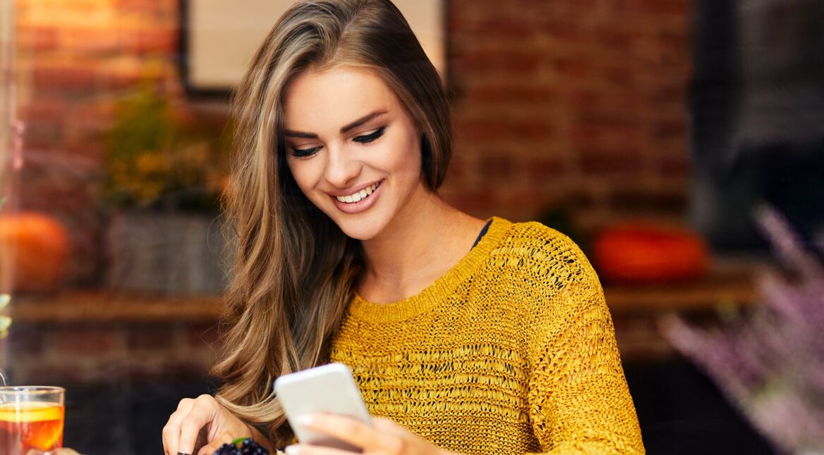 Junge Frau lädt sich eine neue App herunter