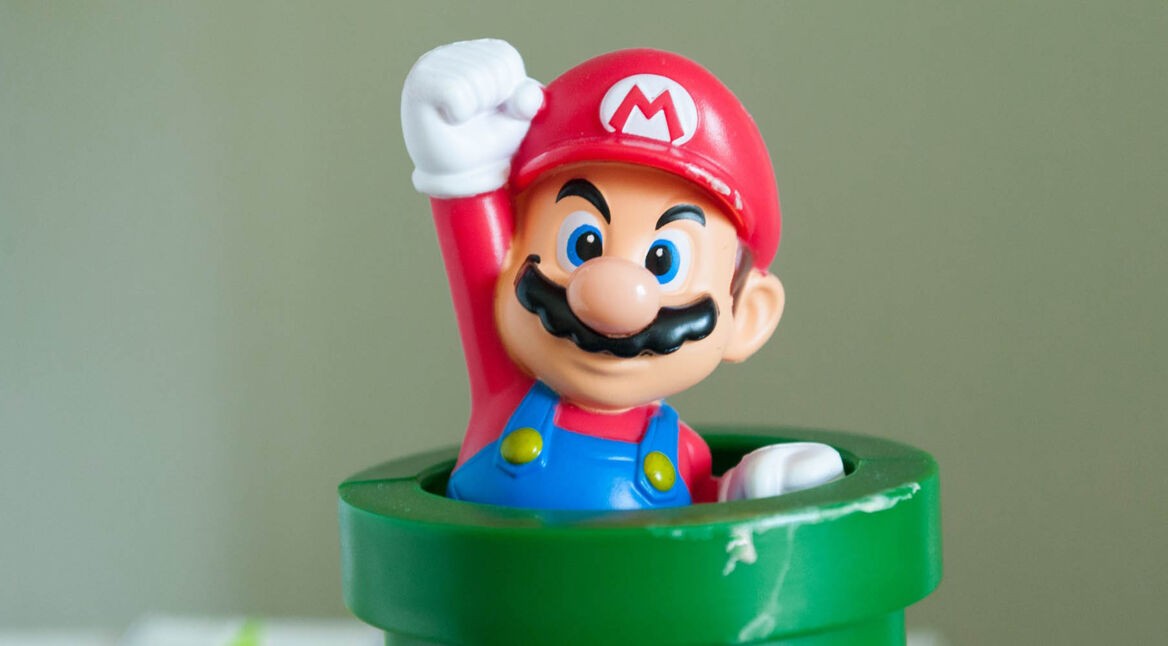 Super Mario streckt seine Faust in die Höhe.