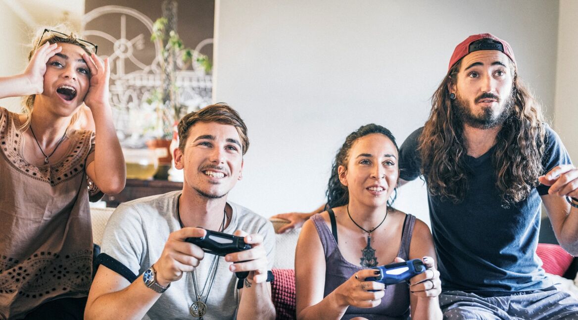 Vier Freunde spielen das neue PS4-Spiel Team Sonic Racing.