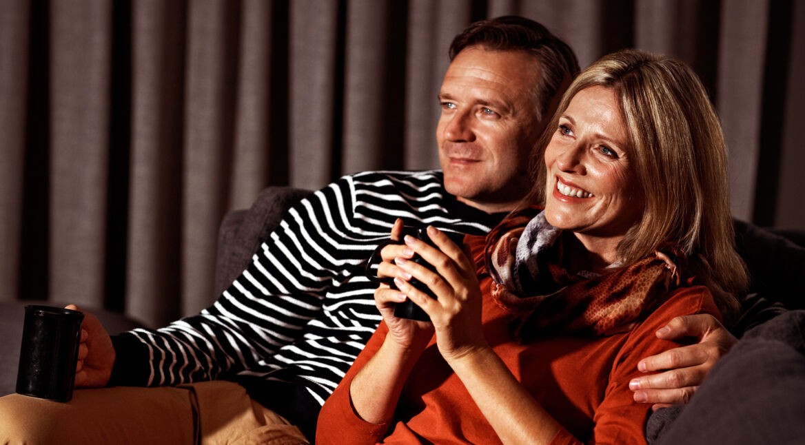 Paar freut sich auf den Netflix Mai 2019