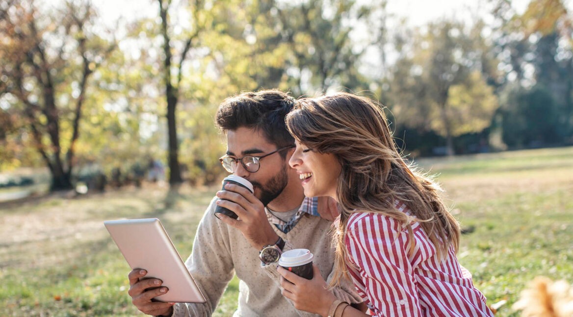 Junges Paar chattet am iPad via WhatsApp