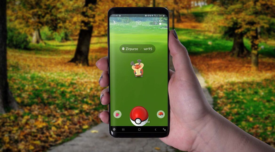 In Pokémon Go am Smartphone ein Pokémon fangen.