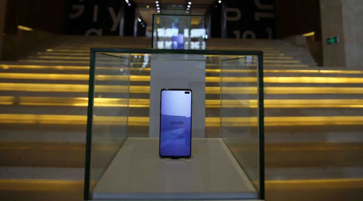 Das Smartphone Samsung Galaxy S10 wird ausgestellt